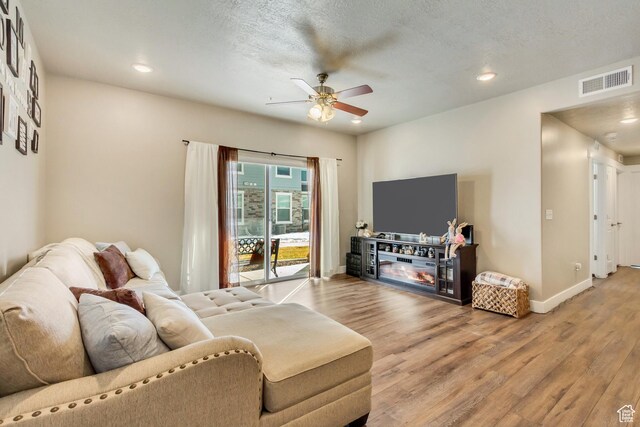 1128 S 820 E Unit 6104, Heber City, UT 84032 - living area with light wood-type flooring, visible vents, a textured ceiling, baseboards, and ceiling fan