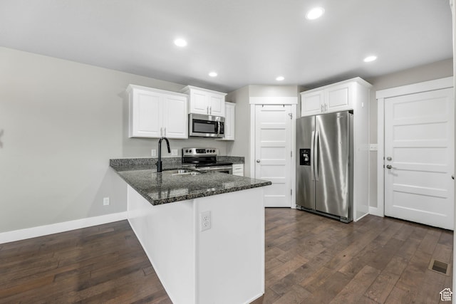 1848 E American Way Unit 2, Eagle Mountain, UT 84005 - kitchen featuring appliances with stainless steel finishes, a sink, dark wood-type flooring, a peninsula, and baseboards
