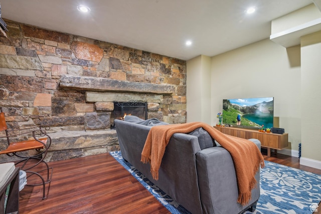 living room featuring a fireplace, recessed lighting, wood finished floors, and baseboards