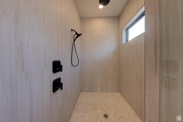 bathroom featuring a tile shower
