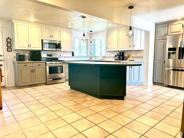384 S 350 W, Vernal, UT 84078 - kitchen with stainless steel appliances, a textured ceiling, backsplash, pendant lighting, and a sink