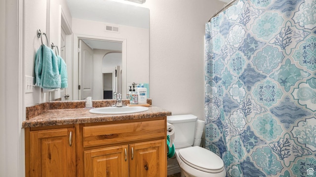 full bathroom with a shower with shower curtain, visible vents, toilet, and vanity
