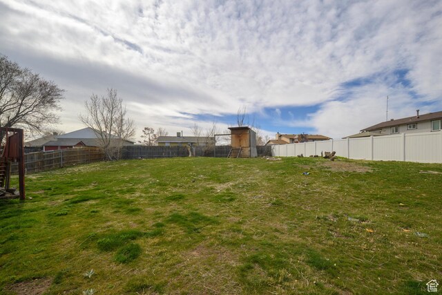 view of yard featuring a fenced backyard