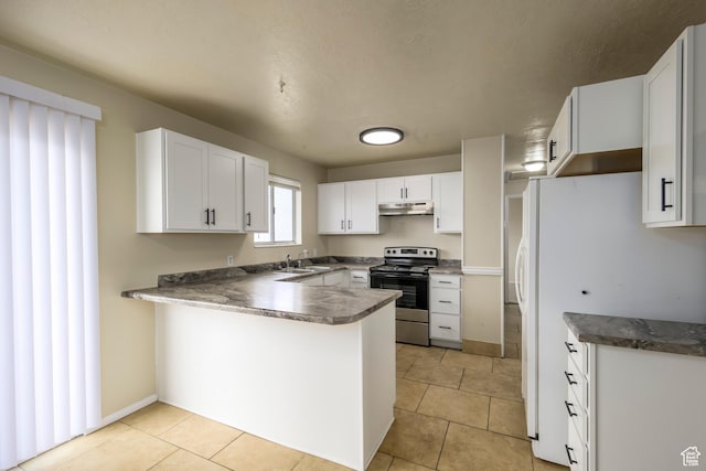 kitchen with under cabinet range hood, stainless steel electric stove, light tile patterned floors, a peninsula, and a sink