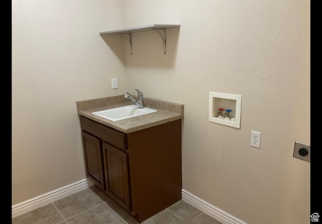 2843 W Pine Cone Ln N, Lehi, UT 84043 - laundry area featuring hookup for a washing machine, baseboards, hookup for an electric dryer, and a sink