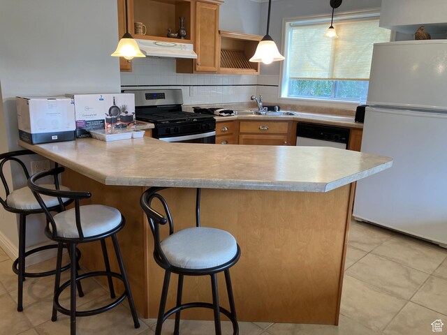 82 W 500 N, Vernal, UT 84078 - kitchen featuring a peninsula, white appliances, tasteful backsplash, under cabinet range hood, and a sink