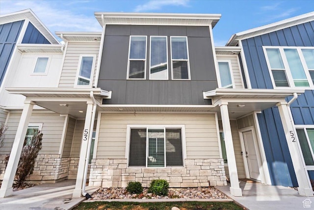 multi unit property featuring stone siding