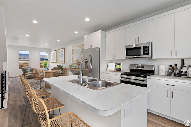 7007 W S Jordan Pkwy Unit 374, South Jordan, UT 84009 - kitchen featuring stainless steel appliances, a sink, wood finished floors, a breakfast bar, and recessed lighting