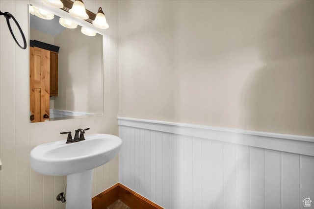 29125 N 11090 E, Fairview, UT 84629 - bathroom with wainscoting