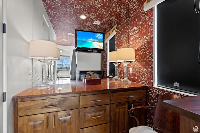 2139 W Cougar Rock Cir S Unit 135, St George, UT 84770 - bar area featuring wallpapered walls