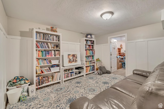 77 E 1100 N, Pleasant Grove, UT 84062 - interior space featuring a wainscoted wall and a textured ceiling