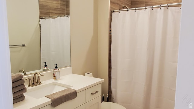 full bathroom featuring vanity, curtained shower, and toilet