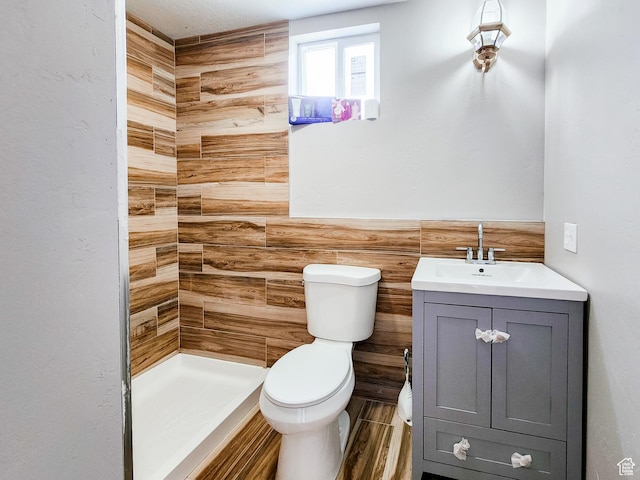 3030 S Edgemont Dr Unit 159, Garden City, UT 84028 - full bath with a tile shower, wainscoting, toilet, and vanity