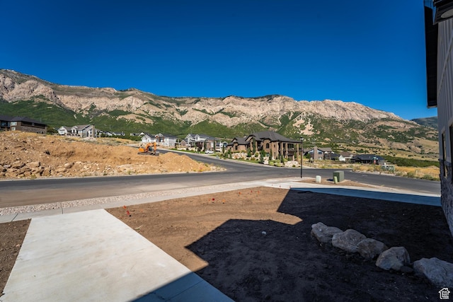 view of yard featuring a mountain view and a residential view