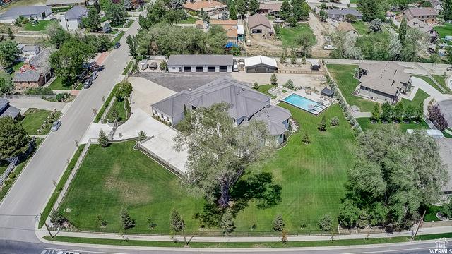 bird's eye view with a residential view