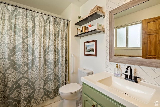 full bath with a shower with shower curtain, tasteful backsplash, toilet, and vanity