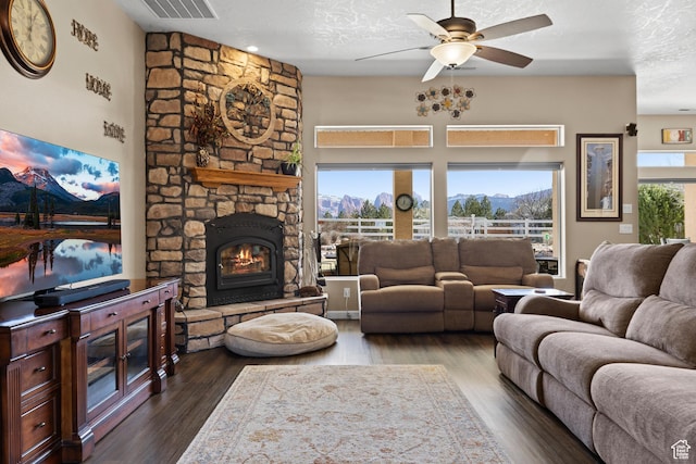846 S 800 E, New Harmony, UT 84757 - living area featuring visible vents, a textured ceiling, a ceiling fan, and wood finished floors