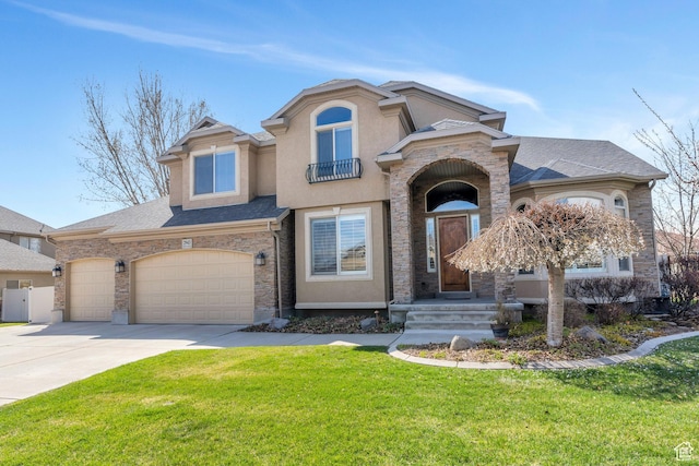 view of front of home featuring a garage, stucco siding, a front lawn, driveway, and roof with shingles