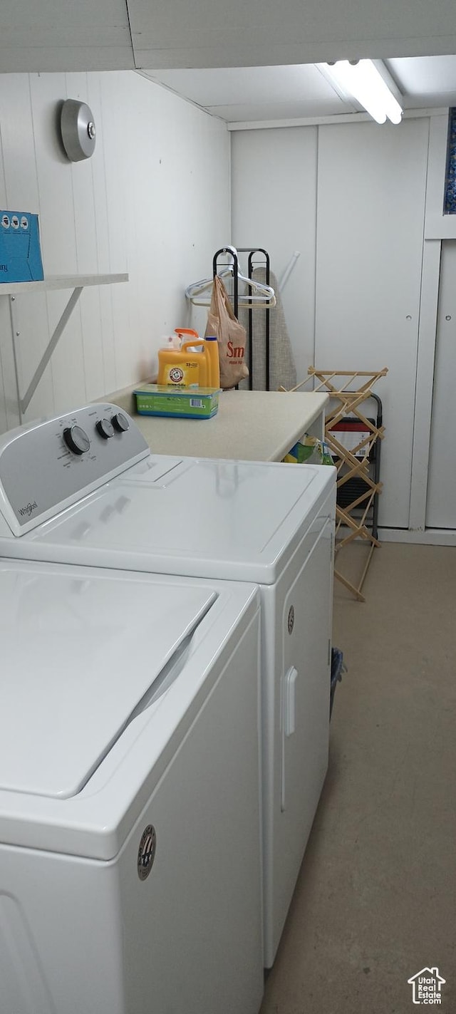 washroom featuring washing machine and clothes dryer