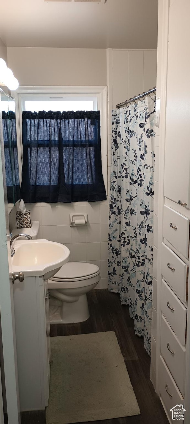 full bathroom featuring wood finished floors, toilet, tile walls, a shower with shower curtain, and vanity