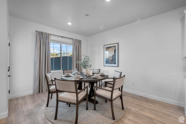 dining area featuring recessed lighting, light wood-style flooring, and baseboards