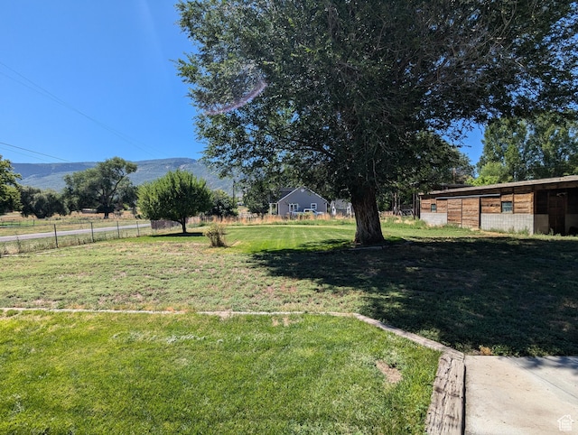 view of yard featuring a mountain view and an outdoor structure