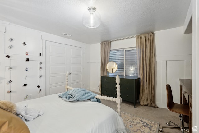 2101 W 980 S, Orem, UT 84059 - bedroom featuring visible vents, light carpet, a textured ceiling, and a decorative wall
