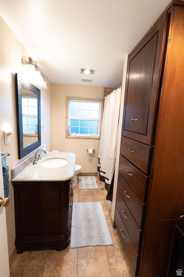 full bathroom featuring visible vents, baseboards, toilet, a shower with curtain, and vanity