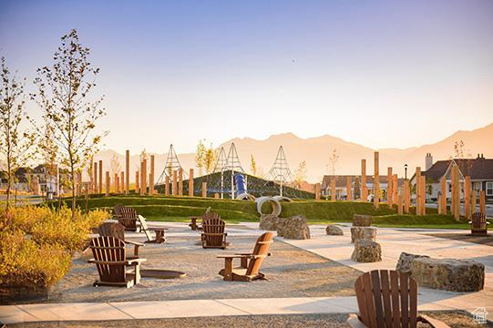 view of property's community featuring a mountain view