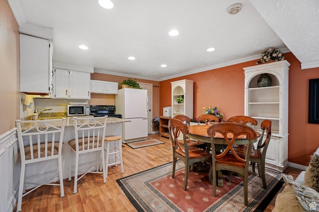 1376 Granada Dr, Bountiful, UT 84010 - dining space featuring light wood-style flooring, crown molding, baseboards, and recessed lighting