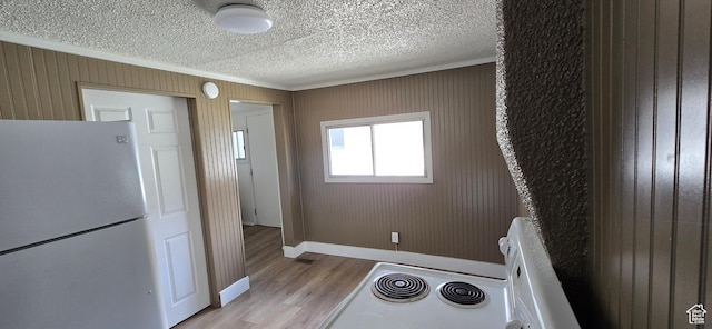 488 S 100 W, Price, UT 84501 - kitchen featuring white appliances, light wood-type flooring, ornamental molding, baseboards, and a textured ceiling