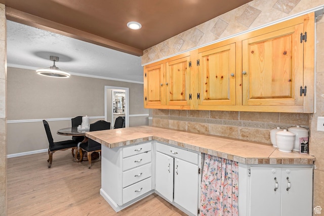 319 N 800 W, Orem, UT 84057 - kitchen featuring ornamental molding, backsplash, and a peninsula