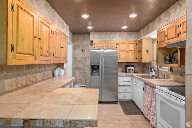 319 N 800 W, Orem, UT 84057 - kitchen with a sink, stainless steel refrigerator with ice dispenser, light wood-type flooring, white range with electric stovetop, and backsplash