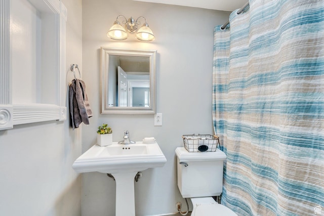 full bathroom featuring a shower with curtain and toilet