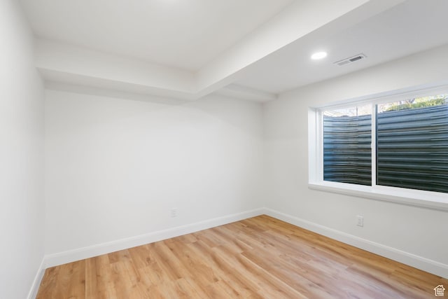 unfurnished room featuring light wood finished floors, baseboards, visible vents, and recessed lighting