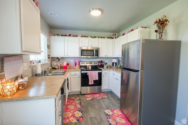 669 E 1375 S, Vernal, UT 84078 - kitchen featuring stainless steel appliances, a sink, light countertops, light wood-style flooring, and white cabinets