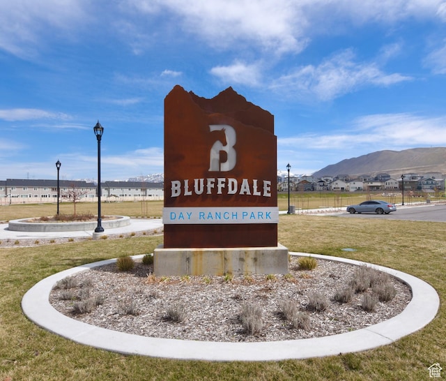 community sign with a yard