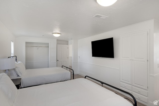 199 N 300 W, Garden City, UT 84028 - bedroom featuring a closet, a wainscoted wall, a textured ceiling, and visible vents