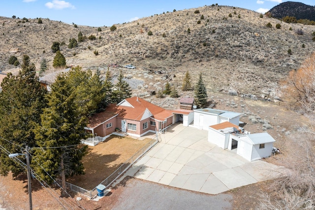 birds eye view of property featuring a mountain view
