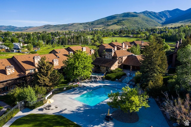 bird's eye view featuring a residential view and a mountain view