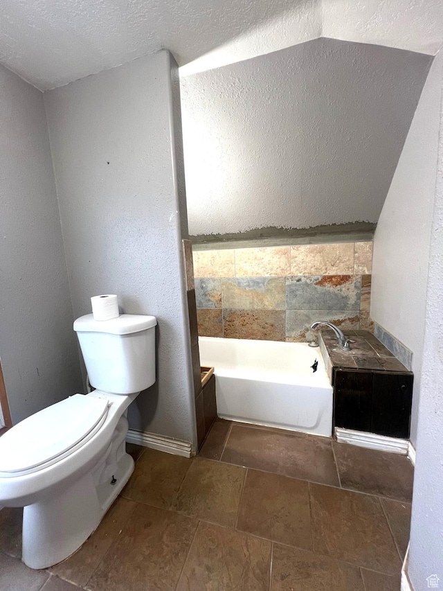 316 W 500 N, Beaver, UT 84713 - full bath with baseboards, a textured ceiling, toilet, and a garden tub
