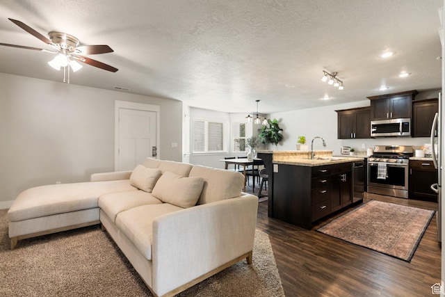 259 W 40 N, Hyrum, UT 84319 - living area featuring ceiling fan, dark wood-style floors, and recessed lighting