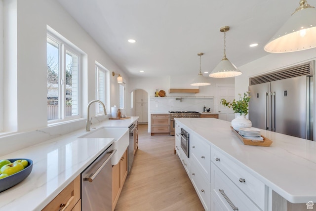881 S 635 W, Orem, UT 84058 - kitchen with decorative backsplash, stainless steel appliances, recessed lighting, a sink, and light wood-type flooring