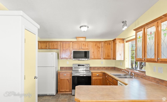 180 N 1100 E Unit 165, Washington, UT 84780 - kitchen featuring a sink, light countertops, appliances with stainless steel finishes, and a peninsula