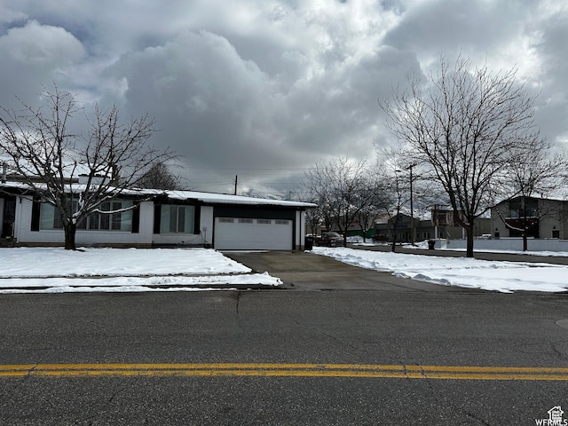 view of front of property featuring a garage and concrete driveway