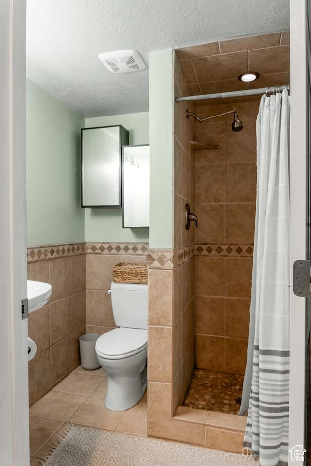 1348 W 200 S, Vernal, UT 84078 - full bath featuring tile walls, visible vents, toilet, tiled shower, and tile patterned flooring