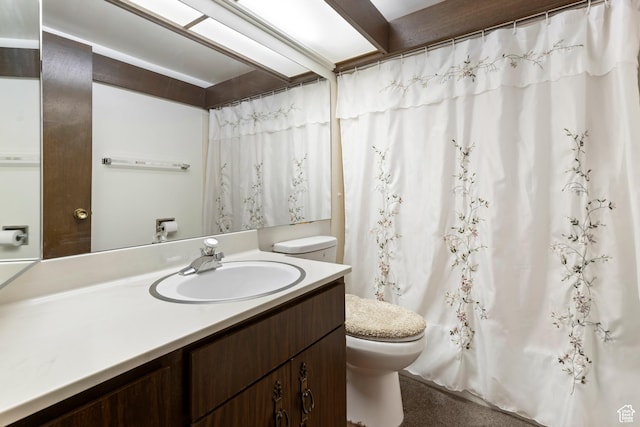 full bathroom featuring toilet, a shower with shower curtain, and vanity