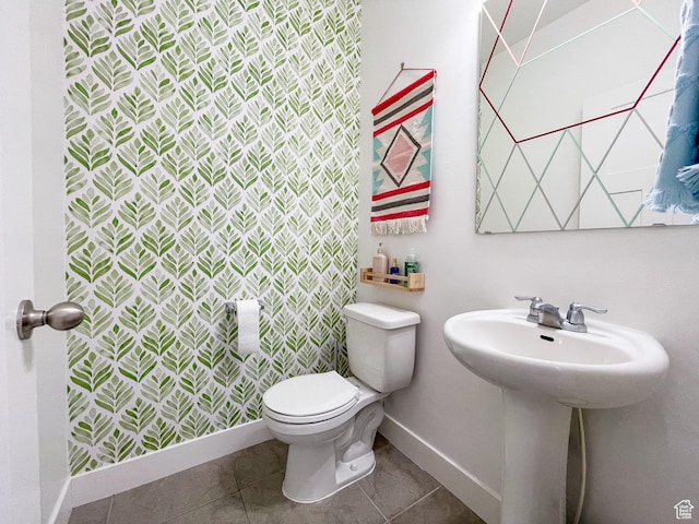 446 E Rue De Paris, Vineyard, UT 84059 - bathroom featuring a shower with curtain, a sink, baseboards, toilet, and tile patterned floors