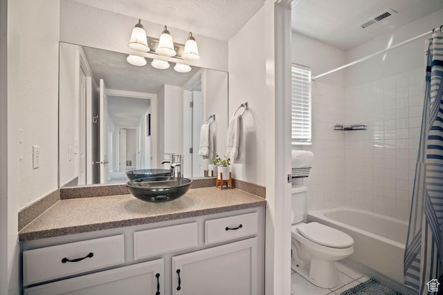 28 E 1400 N, Mapleton, UT 84664 - bathroom with tile patterned flooring, shower / bathtub combination with curtain, toilet, a textured ceiling, and visible vents
