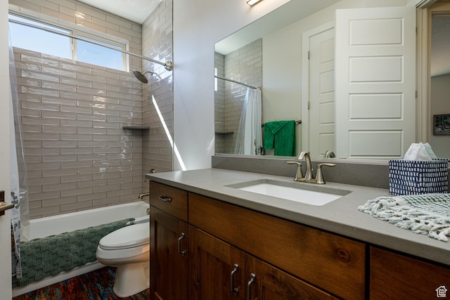 533 E Cutter Trl, Kanab, UT 84741 - bathroom featuring shower / tub combo with curtain, toilet, vanity, and wood finished floors